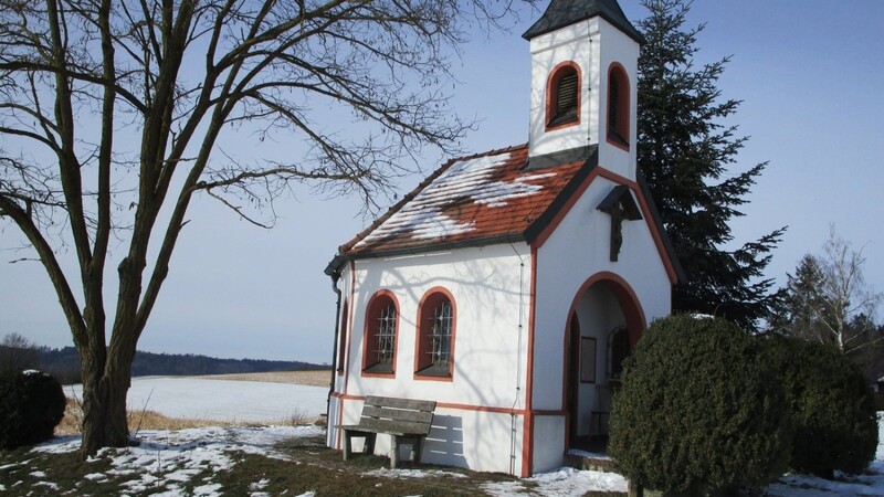 Die Gstaudacher Marien-Kapelle ermöglicht einen Blick weit in das Land und wurde vor 30 Jahren errichtet. Sie ist immer öfters das Ziel von Menschen für ihren Dank oder ihre Bitten an die Gottesmutter.