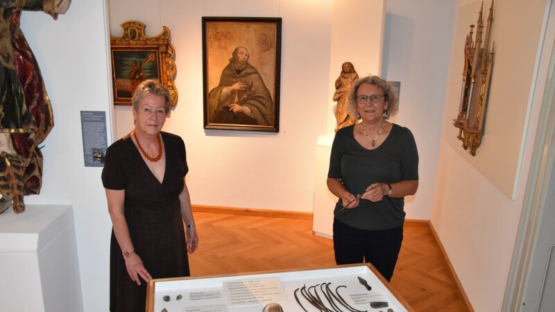 Museumsleiterin Renate Buchberger (links) und die Archäologin Erika Riedmeier-Fischer präsentieren einen Teil der Ausstellungsstücke.