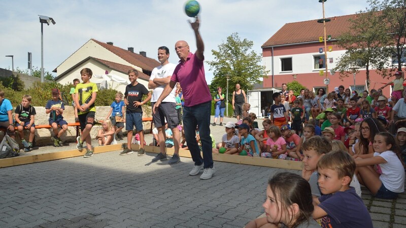 Bürgermeister Josef Reiser in Aktion als Handballer.