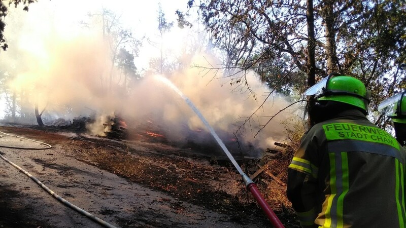 Bei Hanzing ist ein Holzlager in Brand geraten.