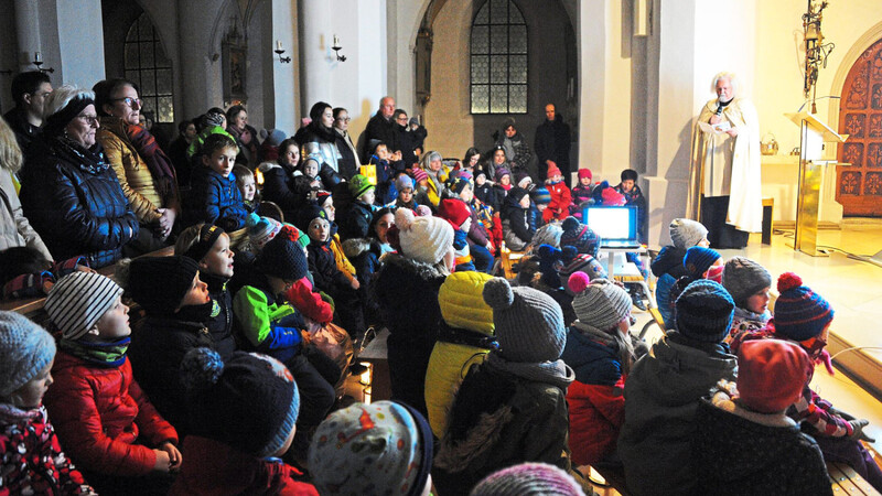 Stadtpfarrer Peter König brachte den Kindern in Vilsbiburg die Martinslegende nahe.