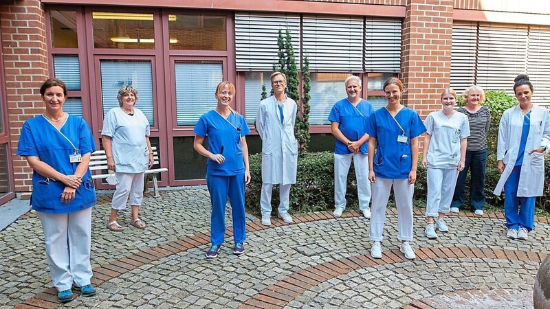 Dr. Peter Grein (Mitte) und sein Team der Stroke Unit am Pfaffenhofener Standort der Ilmtalklinik.