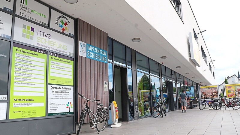 Das Impfzentrum des Landkreises in Schierling schließt am Ende des Monats.