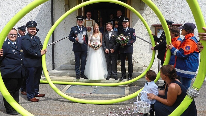 Am Samstag reichten sich Caroline Deser und Stefan Klein die Hand zum Ehebund. Nach der Kirche gab es für das Brautpaar eine Schlauchspirale der FFW zu durchschreiten.