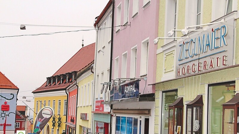 Auch Schilder, die über Geschäften angebracht werden, laufen unter der Bezeichnung "Werbeanlage". Sie könnten laut dem neuen Satzungsentwurf nur eine bestimmte Flächengröße besitzen. Alte, bereits genehmigte Anlagen stehen unter Bestandsschutz.