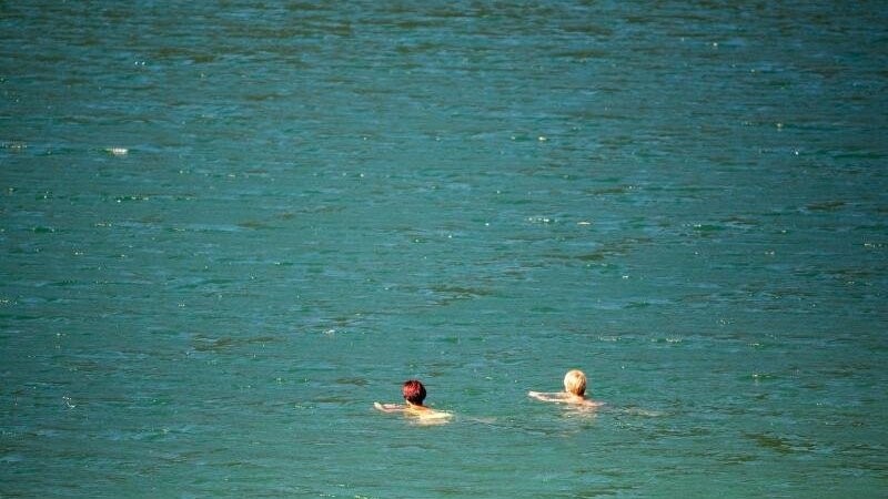 Sommerzeit ist Badezeit - zwei Frauen schwimmen in einem See.