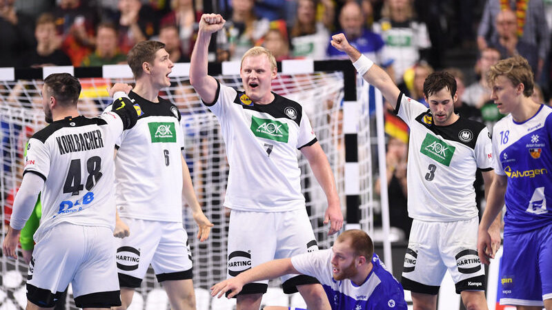 Die deutschen Handballer freuen sich über den Sieg gegen Island.
