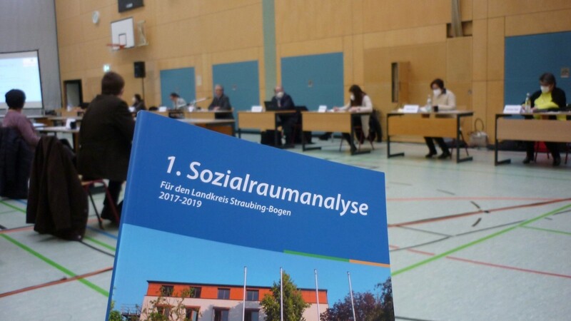 Die erste Sozialraumanalyse für den Landkreis Straubing-Bogen wurde am Montag im Jugendhilfeausschuss vorgestellt. Die Sitzung fand in der Turnhalle des Veit-Höser-Gymnasiums in Bogen statt.