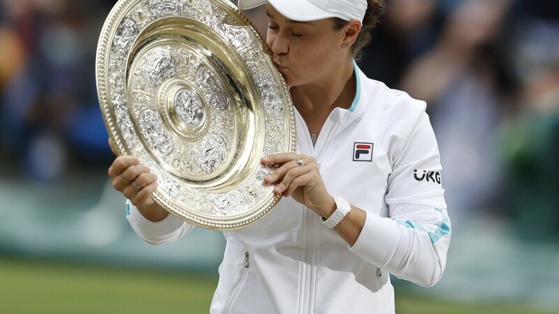 Die Siegerin Ashleigh Barty küsst die Trophäe. Die Australierin hat zum ersten Mal das Tennis-Turnier von Wimbledon gewonnen.