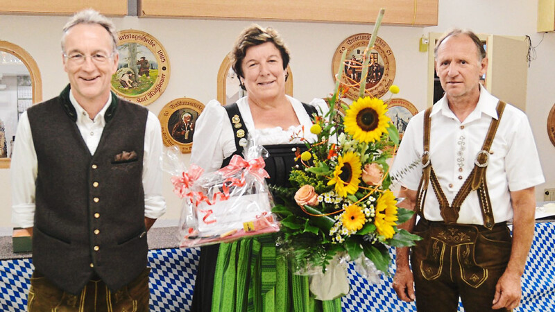 Die neuen Schützenmeister Karl Bogenberger (rechts) und Peter Neumeier bedankten sich bei der langjährigen Schützenmeisterin Elisabeth Mühlbauer für ihr großen Engagement bei den Vorwaldschützen.