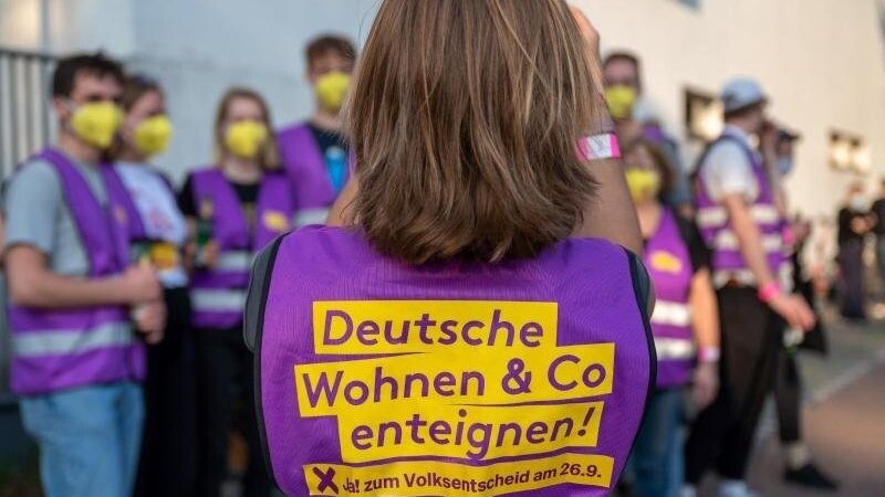 Unterstützer der Initiative "Deutsche Wohnen und Co. enteignen" sammeln sich vor Beginn der Wahlparty der Initiative vor den Union-Filmstudios.