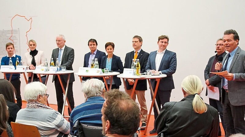 Rede und Antwort standen die sieben OB-Kandidaten bereits dem Behindertenbeirat (rechts im Bild Vorsitzender Stefan Tutsch).