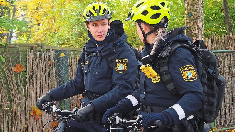 Polizeiobermeister Stefan Hurtner (28) und Polizeimeisterin Nadine Prskawetz (23) besprechen die heutige Route der Fahrradstreife.