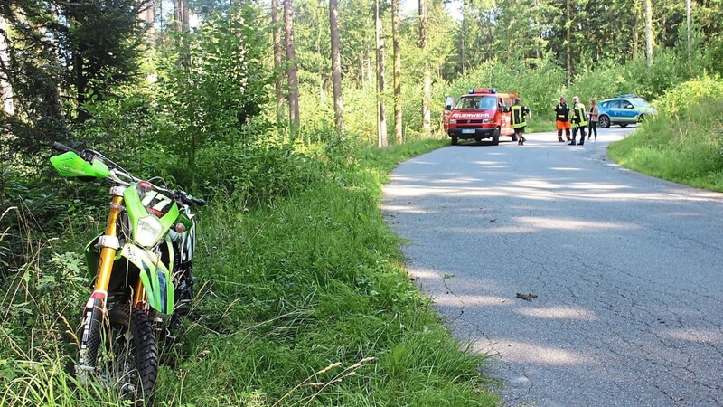 Das Motorrad der 18-Jährigen steht nach dem Unfall am Straßenrand.