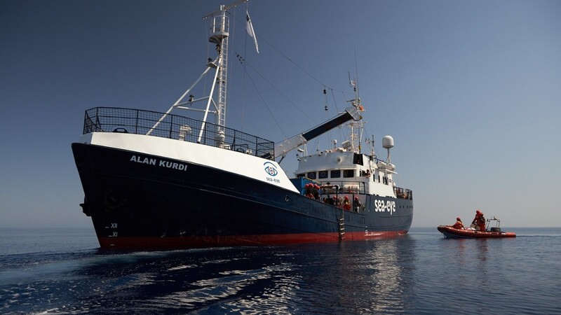 Das Seenotrettungsschiff Alan Kurdi muss auf eine Genehmigung zur Hafeneinfuhr warten.