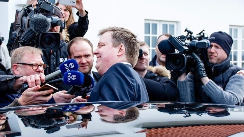 Der isländische Premierminister Sigmundur David Gunnlaugsson wird am 5. April 2016 von der Presse eingekreist, als er auf dem Weg zu seinem Auto vor dem Präsidentenpalast ist.