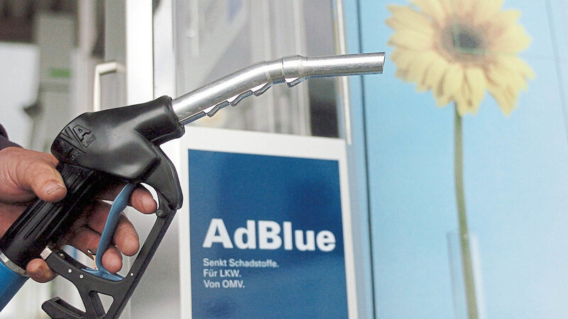 Die Harnstofflösung Adblue wird bei der Abgasnachbehandlung von Dieselmotoren eingesetzt.
