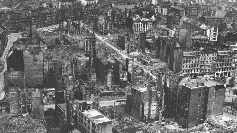 7. Mai 1945: Blick von der Hauptkirche St. Michaelis auf die von Bomben zerstörte Stadt Hamburg.