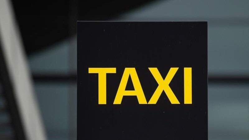 Ein aggressiver Taxi-Gast ist am Wochenende zu einem Fall für die Freisinger Polizei geworden. (Symbolbild)