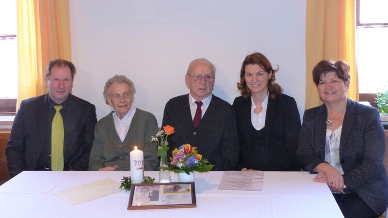 Das Jubelpaar Anna und Johann Beiderbeck mit Diakon Gerhard Falter (links), Landrätin Tanja Schweiger (2. von rechts) und Bürgermeisterin Irmgard Sauerer (rechts).
