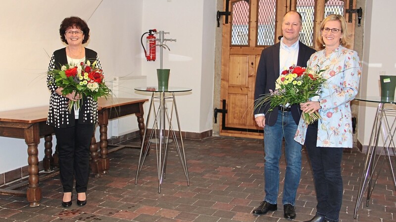 Im Foyer des Rathauses gab es Blumen für die Stichwahlsiegerin Liane Sedlmeier (l.) und für Uschi Etschmann, Ehefrau des unterlegenen Mitbewerbers Thomas Etschmann.