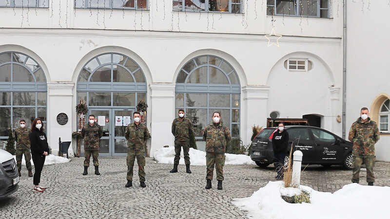 Sechs Bundeswehrangehörige aus Cham und zwei aus Feldkirchen leisten Unterstützung. Die Lage im Heim ist ernst.