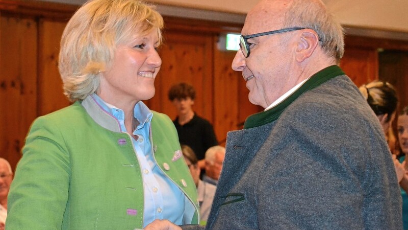 2018 beerbte Petra Högl den 2016 zum Kelheimer Landrat gewählten Martin Neumeyer als Landtagsabgeordnete.