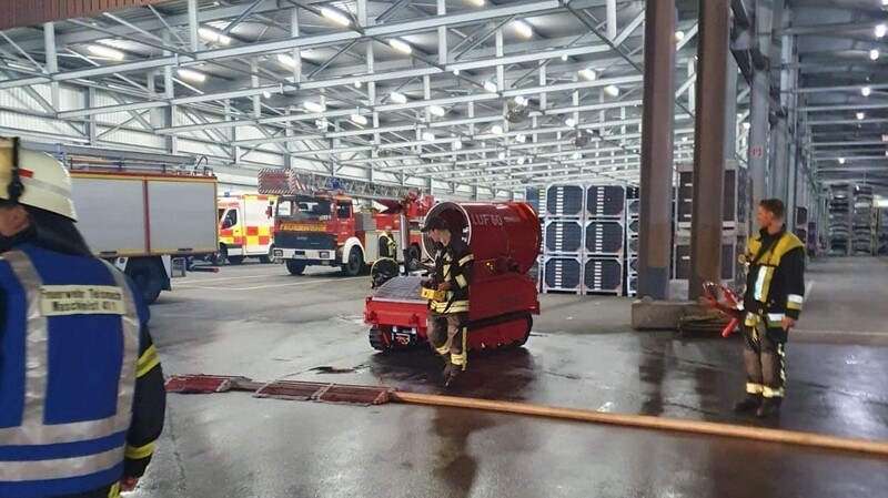 Dieses Spezialfahrzeug wurde von der Feuerwehr Mitterdorf (Stadt Roding) angefordert, um die Halle vom Rauch zu befreien.