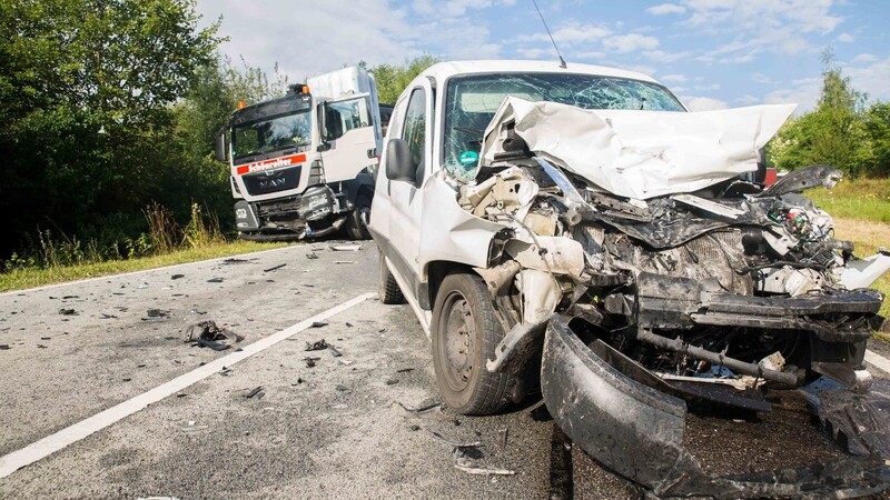 Schwerer Unfall am Freitagmorgen bei Postau (Kreis Landshut). Dort kollidierte ein Auto auf der Gegenfahrbahn frontal mit einem Lastwagen.