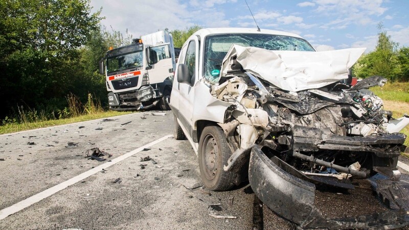 Schwerer Unfall am Freitagmorgen bei Postau (Kreis Landshut). Dort kollidierte ein Auto auf der Gegenfahrbahn frontal mit einem Lastwagen.