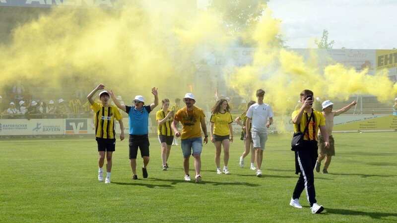 Die Fans der DJK Vilzing feiern den Aufstieg in die Regionalliga Bayern im Mai unter anderem mit Pyrotechnik. Der Verein wird deshalb nun zur Kasse gebeten.