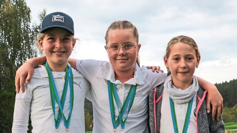 Siegerin Julia Anneser vom Golf- und Landclub Holledau (Mitte) darf sich süddeutsche Golfmeisterin der AK 10 nennen.