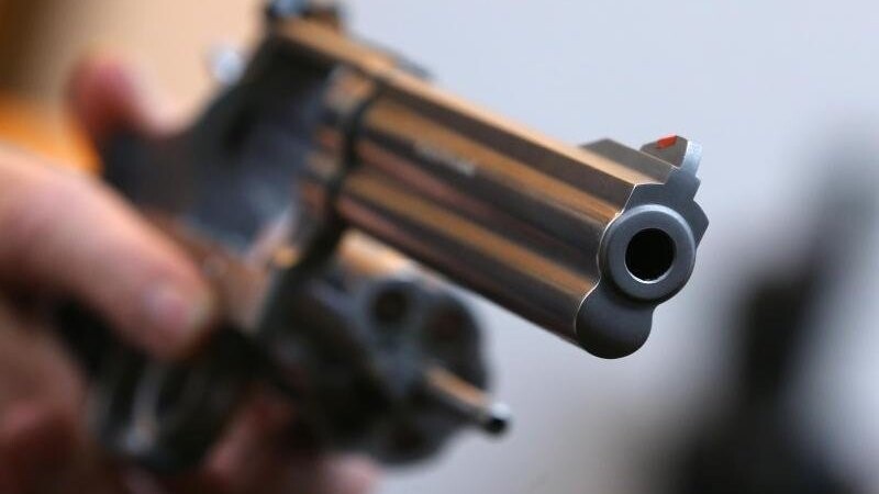 Laut Polizei war der Revolver in eine Plastiktüte eingewickelt, als der Fischer ihn fand. (Symbolbild)