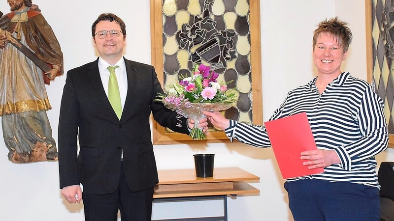 Monika Spießl bekam zum Dienstjubiläum von Bürgermeister Dr. Stefan Spindler einen Blumenstrauß.
