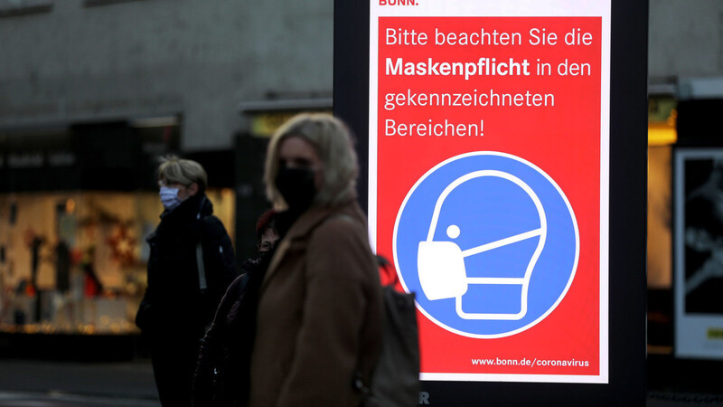 In ganz Deutschland soll eine Maskenpflicht gelten "in geschlossenen Räumen, die öffentlich oder im Rahmen eines Besuchs- oder Kundenverkehrs zugänglich sind". Das Gleiche gilt für Innenstädte und andere Orte unter freiem Himmel, an denen viele Menschen gedrängt zusammenkommen.