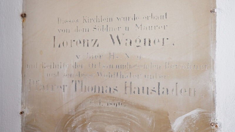 Eine Steintafel erinnert an den Erbauer Lorenz Wagner und Pfarrer Thomas Hausladen, der die Dietersweger Kirche benedizierte.