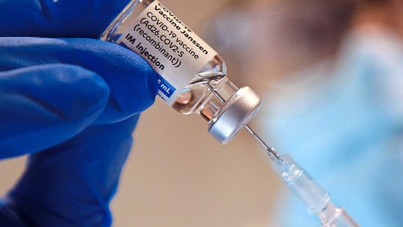 Wer sich mit dem Impfstoff Janssen von Johnson und Johnson hat impfen lassen, kann Probleme beim Nachweis seiner Auffrischungsimpfung mit der CovPassApp haben.
