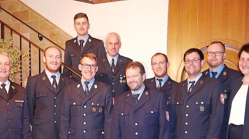 Die Vorstandschaft der Feuerwehr Schmatzhausen-Egg mit den Geehrten, Bürgermeisterin Weiß und Kreisbrandinspektor Johann Haller.