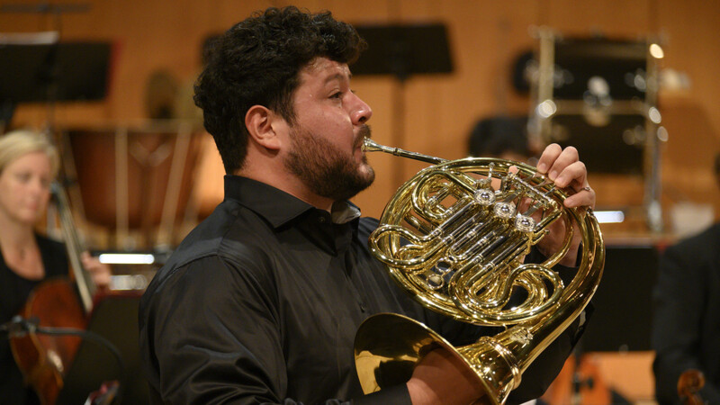 Matias Piñeira, der Solohornist der Münchner Philharmoniker, spielt Mozarts Hornkonzert in Es im Gasteig
