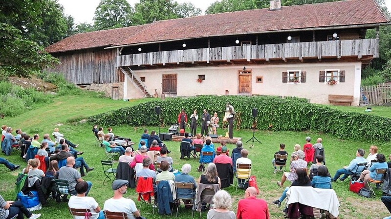 Sechs Konzerte sind dieses Jahr am historischen Steinhof in der Gemeinde Zell geplant. Los geht es am Samstag, 11. Juni, um 20 Uhr.