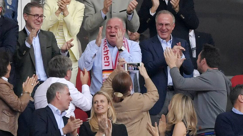 Als Franck Ribéry das Tor für den FC Bayern erzielt, muss Uli Hoeneß hemmungslos weinen - der Gefühlsausbruch des Bayern-Präsidenten in Bildern.