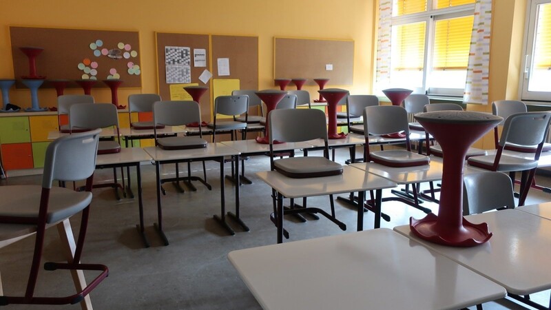 Kein Präsenzunterricht: Die Stühle in den Klassenzimmern bleiben oben - vorerst bis Ende Januar.