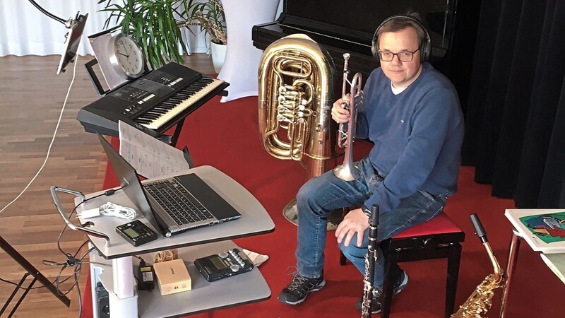 Instrumente und Technik für den Corona-Online-Unterricht der Musikschüler - wie ihn Andreas Stich erst einmal aufbauen musste.