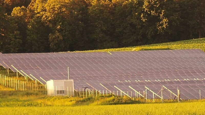 Die stetig zunehmenden großflächigen Areale mit Photovoltaikanlagen - hier ein Beispiel aus Reichstorf - sind einigen Mitgliedern des Bau- und Umweltausschusses mittlerweile ein Dorn im Auge.