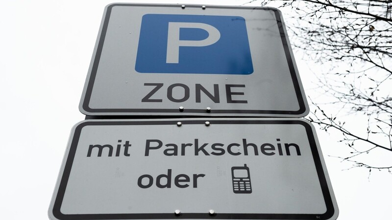 In Deggendorf können Parkscheine ab sofort auch per Smartphone bezahlt werden. (Symbolbild)