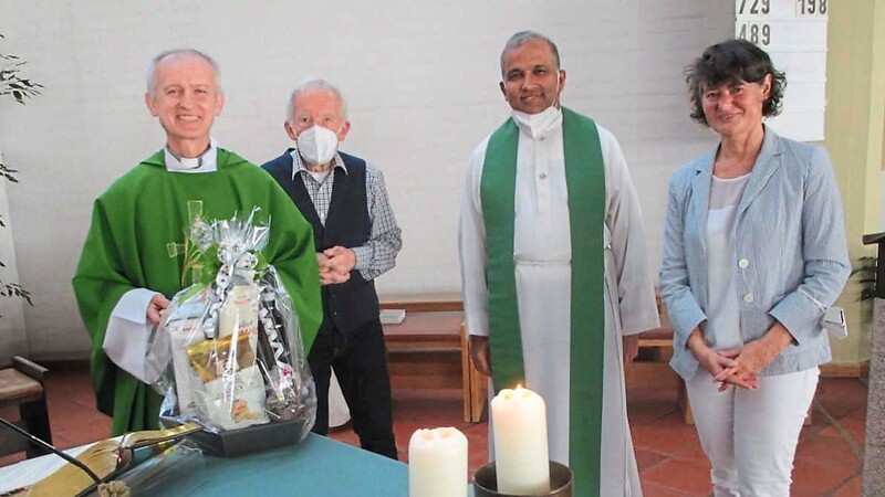 Pater Jan Walentek (links) wurde von Kirchenpfleger Georg Huber, Pfarrer Dr. Josy Joseph und Pfarrgemeinderatssprecherin Doris Westermeier verabschiedet.