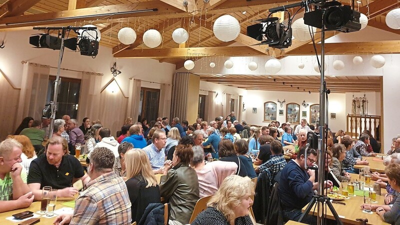 Der Saal im Rettenbacher Hof war restlos gefüllt. Das Publikum kam am Samstagabend voll auf seine Kosten.