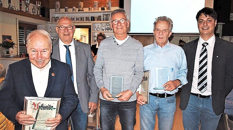 Ein Foto zeigt die neuen Ehrenmitglieder zusammen mit den SC-Vorsitzenden Markus Schwertl (rechts) und Jakob Rottmaier (2.v.l.): Karsten Wettberg, Josef Schwertl und Konrad Kolmeder (v.l.). Nicht auf dem Foto Günther Pichlmeier und Manfred Neubacher.