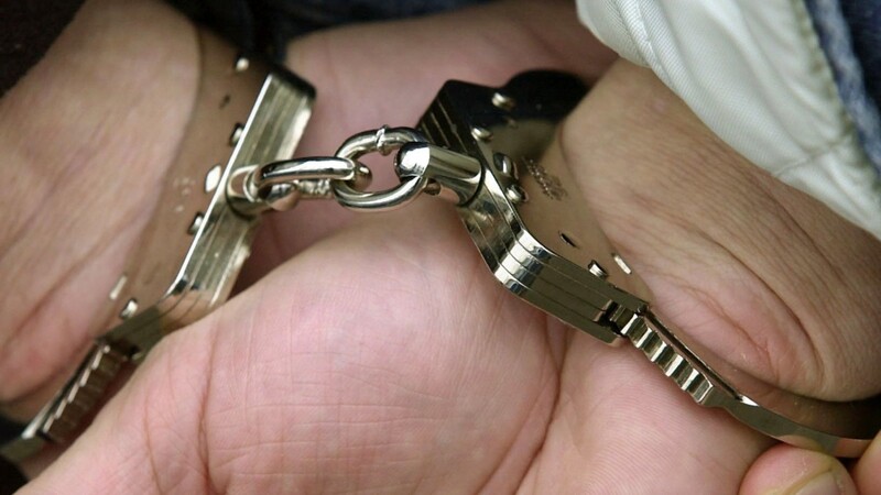 Symbolbild: dpaEin mit Haftbefehl gesuchter 18-Jähriger ist nach Widerstandshandlung gegen Polizeibeamten festgenommen worden.