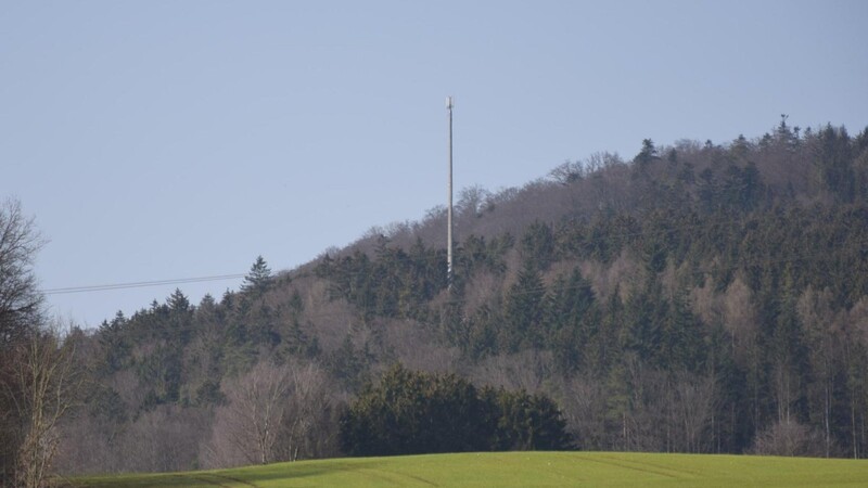 Bisher wurde dieser Mast am Schwarzwihrberg genutzt. Das geht ab 2023 nicht mehr. Deswegen wird ein neuer Standort gesucht.
